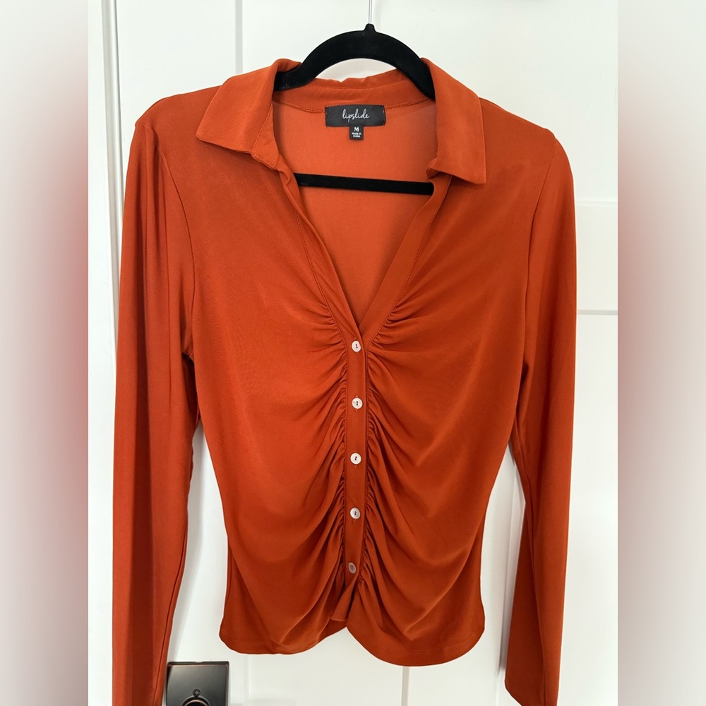 NWOT Lipslide brand burnt orange shirt with ruched details. Size M.